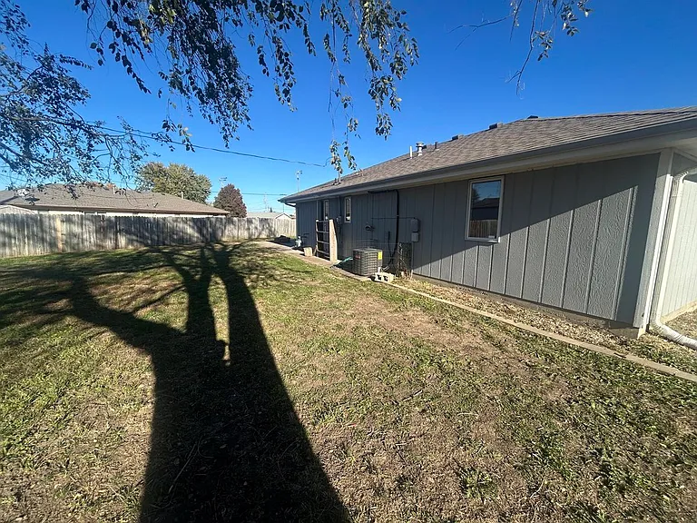 1320 Parkside Dr — Photo 28