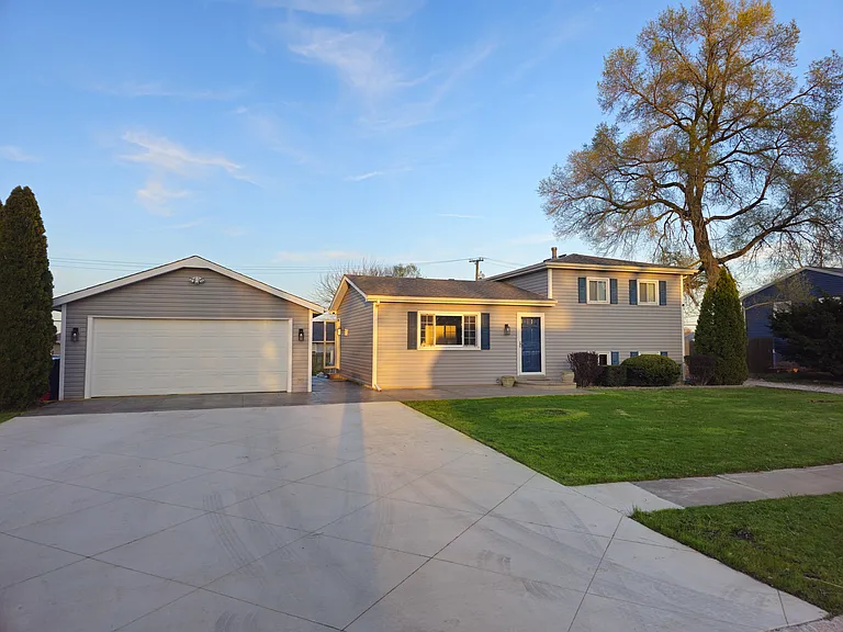 561 Eastwood Dr — Photo 1