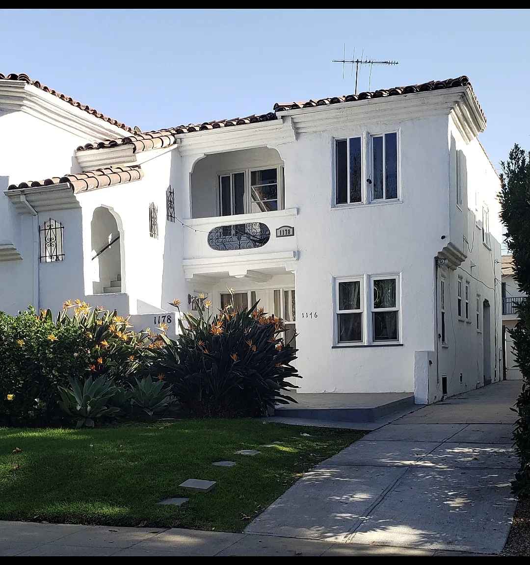 1176 S Hayworth Ave — Photo 1
