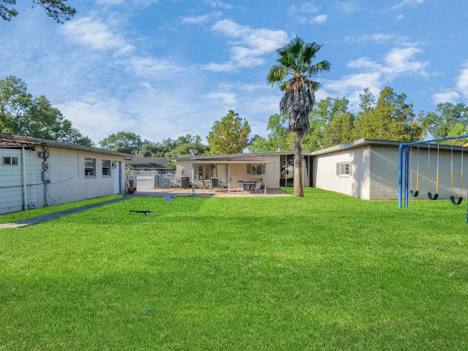 3 bed, 2156 sqft, $2,400 — Photo 3
