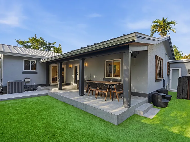 4628 SW 10th St — Photo 3