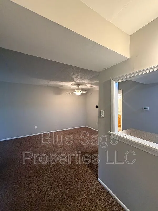 2 bed, 1.0 bath, 889 sqft, $1,795 — Photo 2