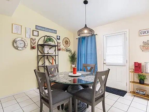 2nd image of 903 Lexington Cir #2