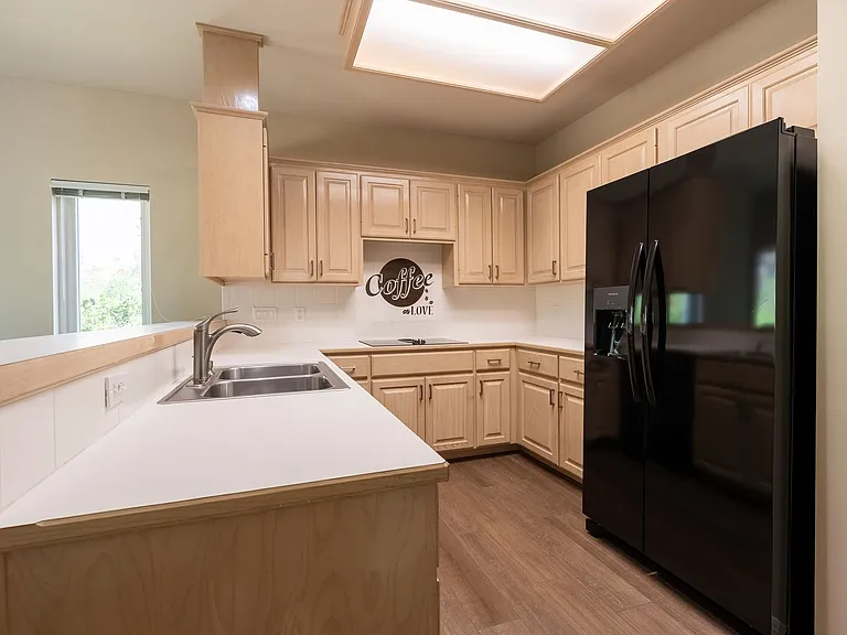 1411 Lakeway Dr — Photo 6