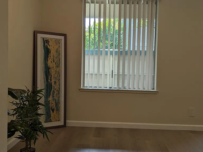 Live Oak Apartments — Photo 26