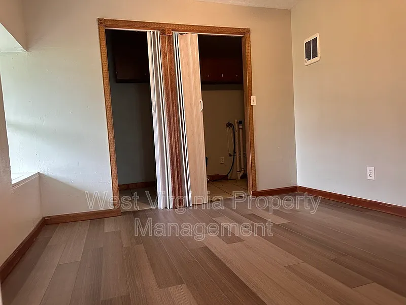 3 bed, 1.0 bath, $1,000 — Photo 4