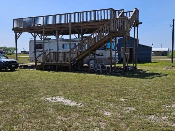 143 Seahorse Dr, Palacios, TX 77465