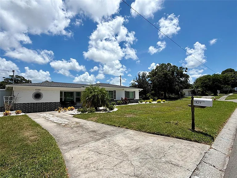 1109 S Betty Ln — Photo 2