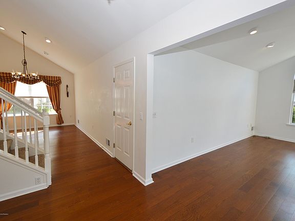 4th image of 2450 Woodbine Ln