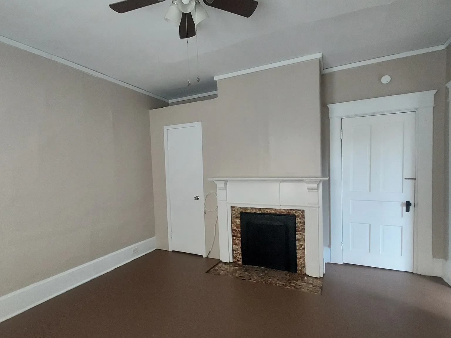 2 Bedroom, 1 Bathroom Apartment — Photo 1