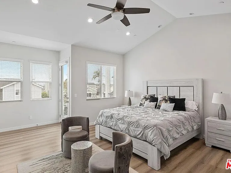 2423 Curtis Ave — Photo 5