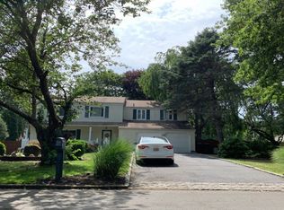 7 Shoreham Dr W, Dix Hills, NY 11746