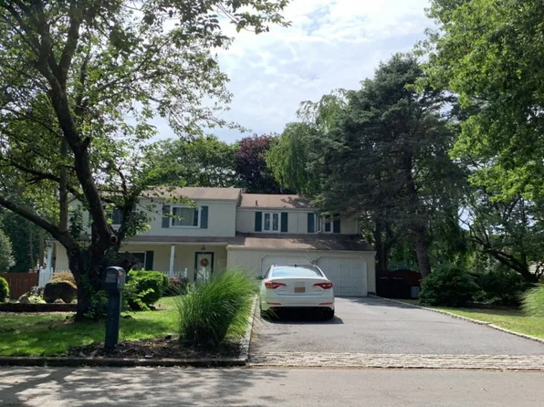 7 Shoreham Dr W, Dix Hills, NY 11746