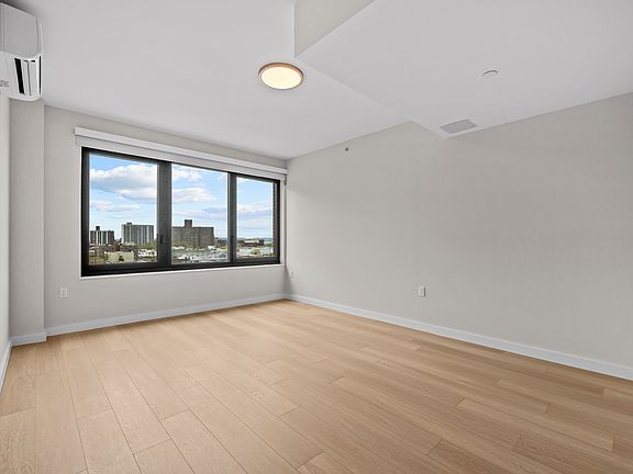 2nd image of 2905 W 17th St #3C