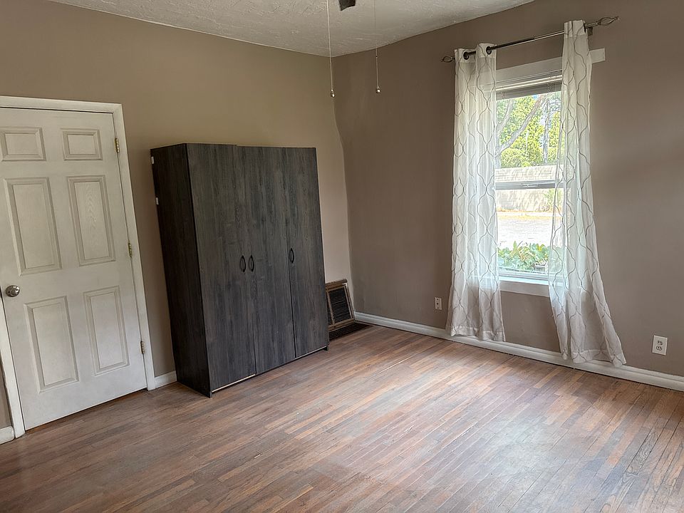 Office or second bedroom with wardrobe