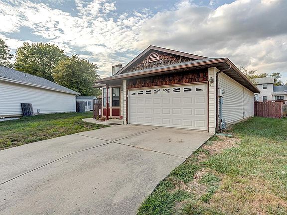 3rd image of 701 Oak Creek Ct