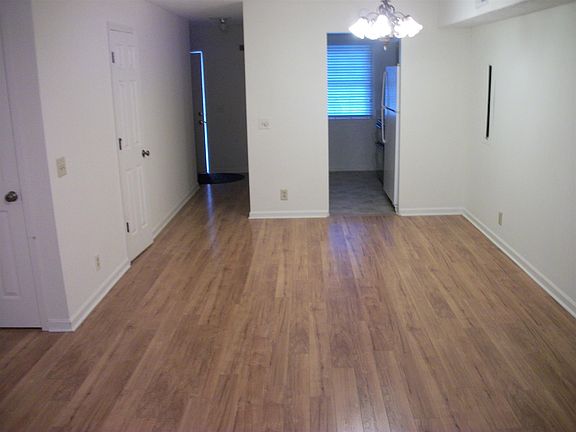 5th image of 615 Moody Ct APT B