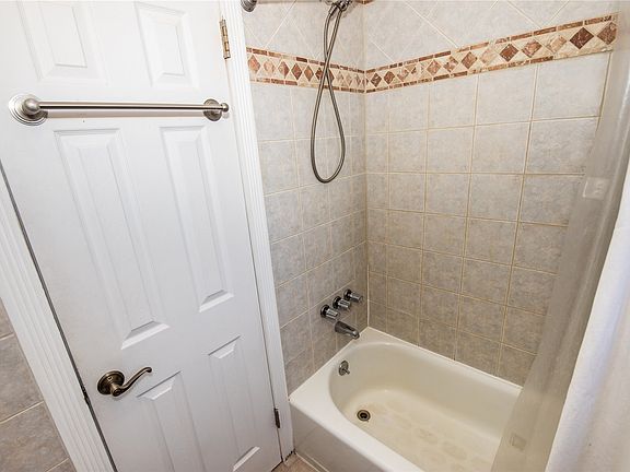 5th image of 30 Shipherd Ave APT 4B