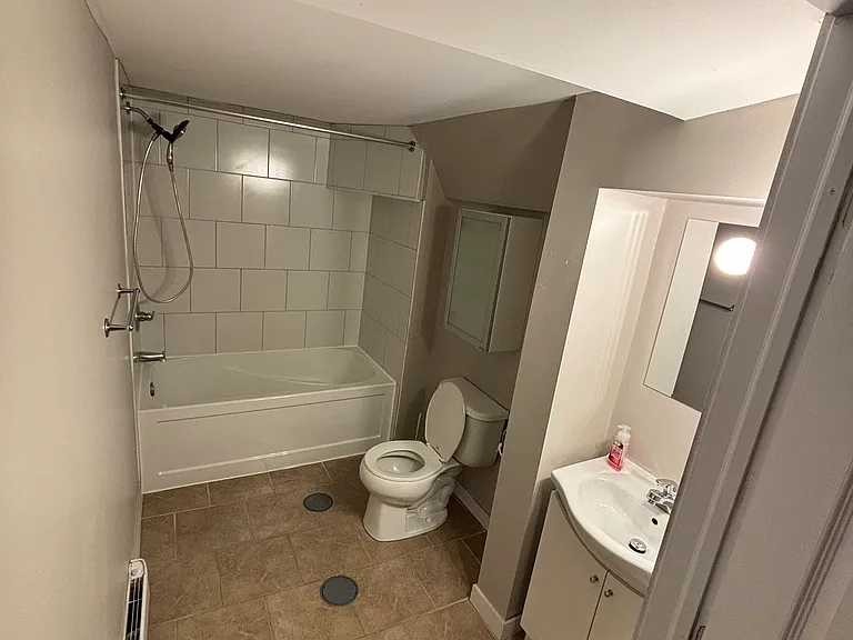 499 Osborne St #B — Photo 11