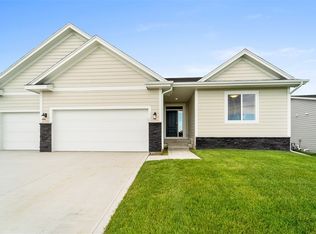 10027 NW 68th Ave, Johnston, IA 50131