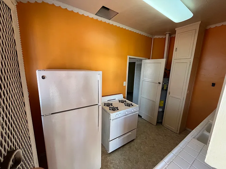 139 1/2 S Sweetzer Ave — Photo 10