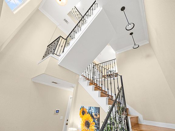 5th image of 609 Gardner St