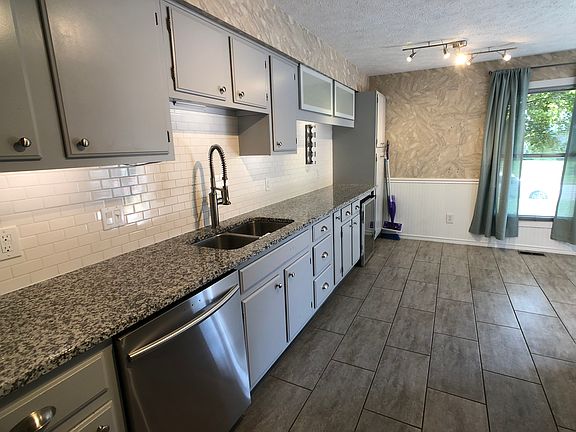 5th image of 1332 Lakeside Dr
