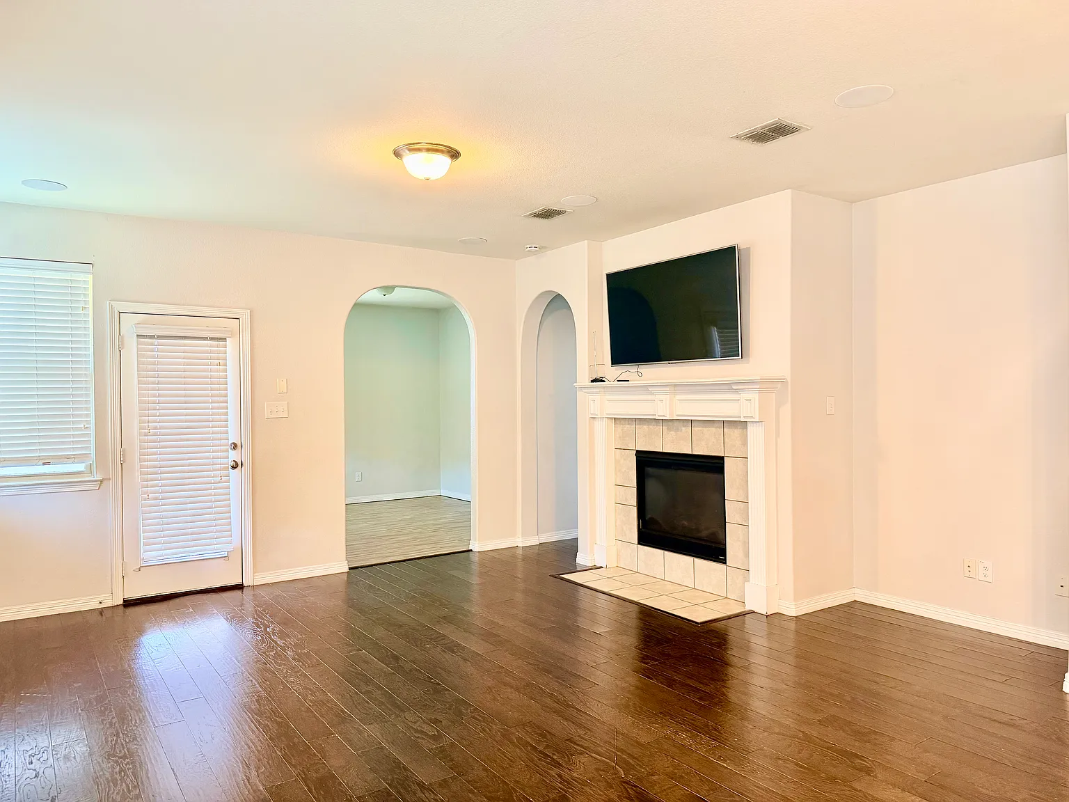4 bed, 1976 sqft, $2,500 — Photo 2