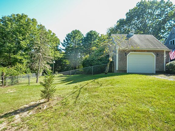 2nd image of 18 Town Landing Rd