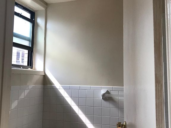 3rd image of 170 Willow St