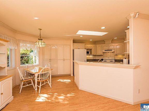 5th image of 631 Summer Breeze Ln