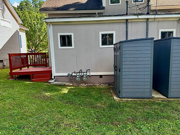 Backyard view showing 4x6 shed and side deck.