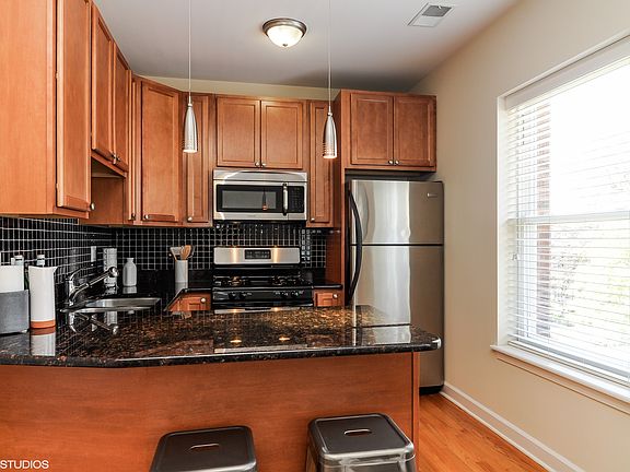 5th image of 3005 N Clifton Ave #301