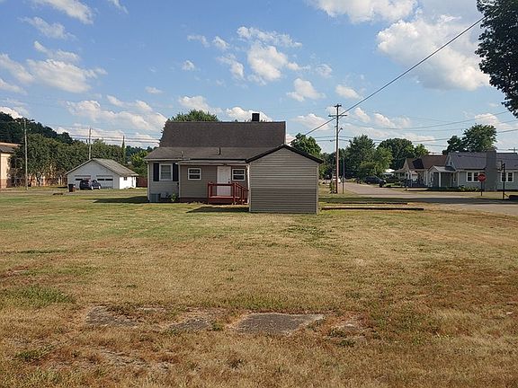 3rd image of 200 E 4th St