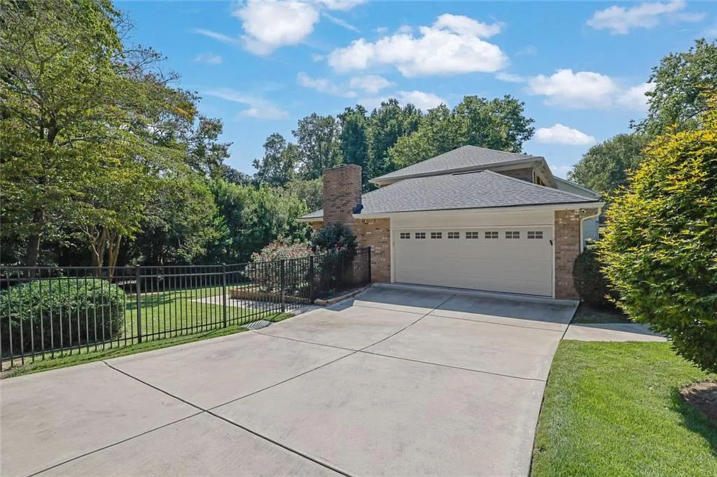 3 bed, 2.5 bath, 2365 sqft, $5,000 — Photo 3