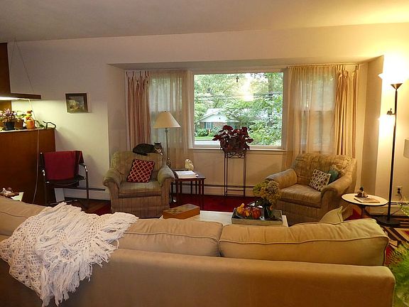 3rd image of 9 Treeview Dr