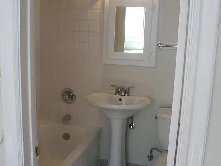 1172 N Ardmore Ave — Photo 9