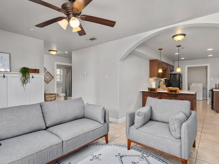 606 Sabine St — Photo 3
