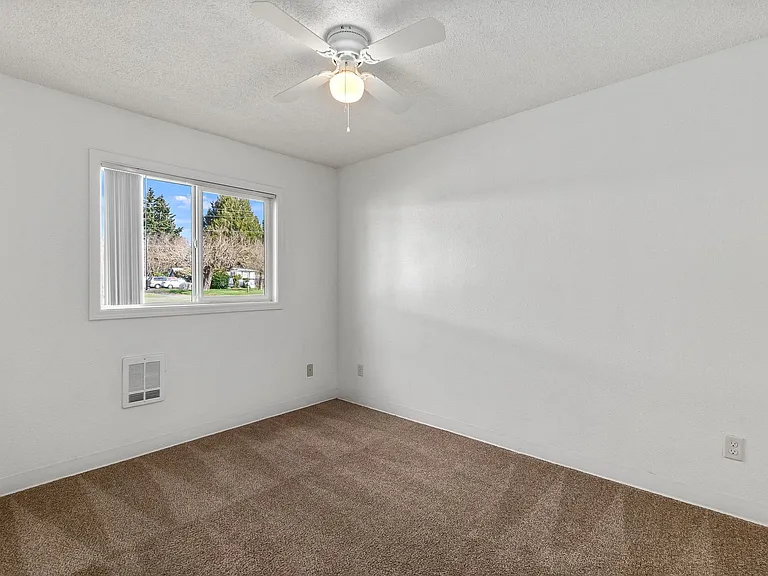 Lakeview Apartments Centralia, WA — Photo 5