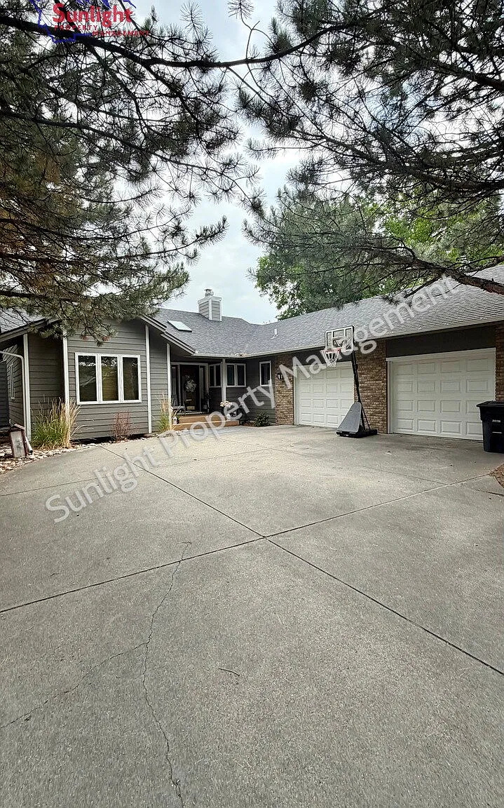 4 bed, 3.5 bath, 4378 sqft, $3,200 — Photo 1