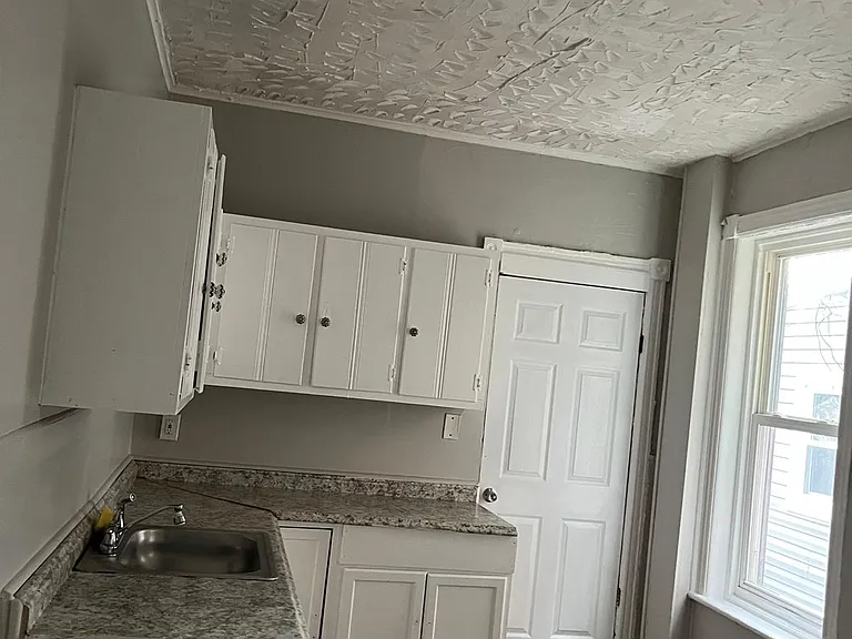 71 S Logan Ave — Photo 2