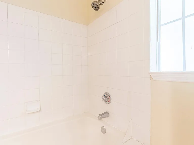 Master bath Large bath tub - new shower head- Pro