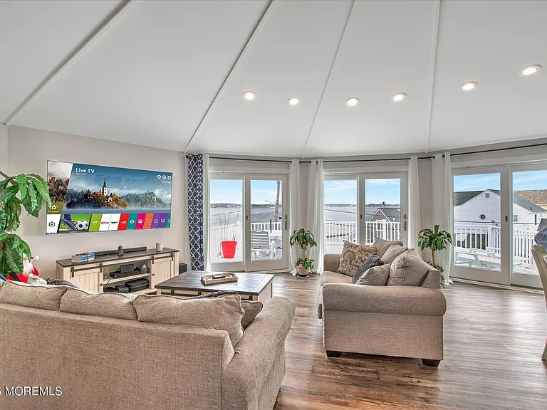 424 E Longport Ave — Photo 6