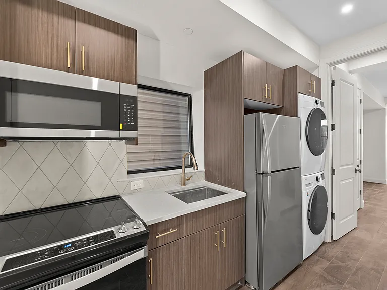 150 Calyer St #B2 — Photo 8