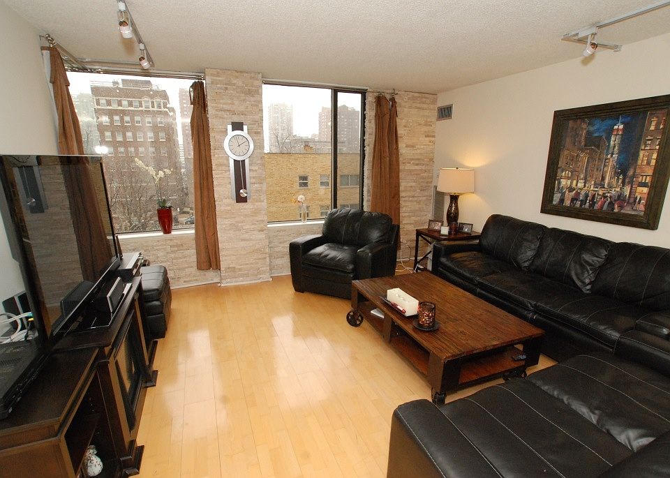 1st image of 929 N Astor St Unit 303
