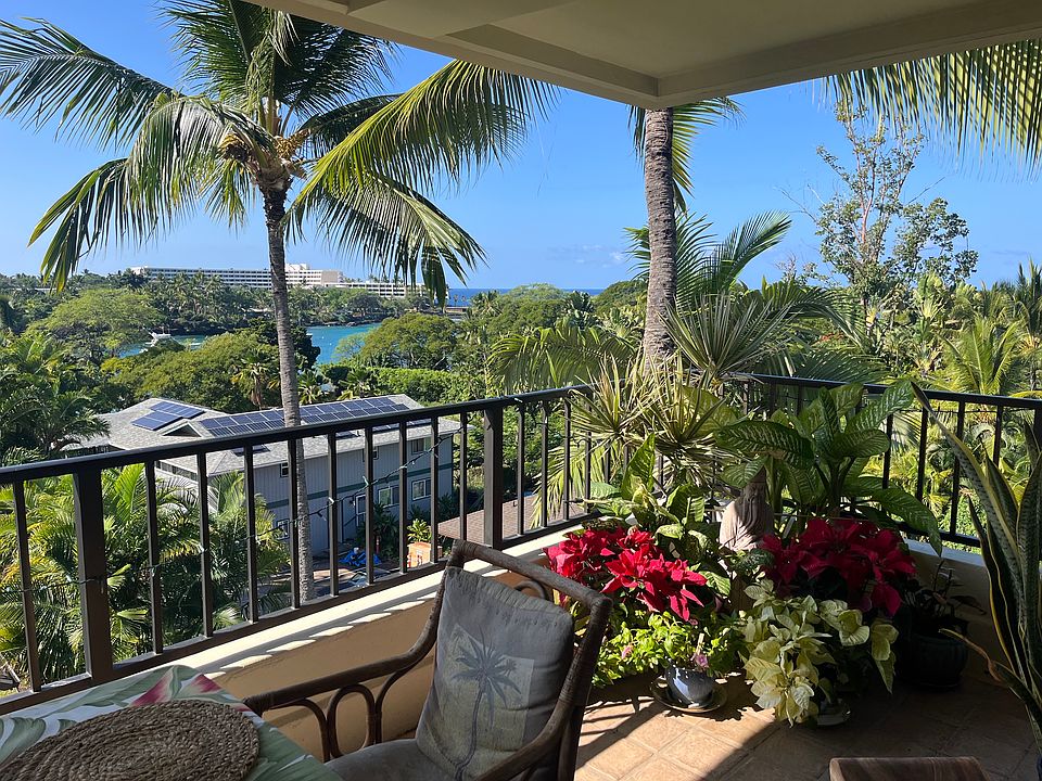 Wrap around Lanai with 180 degree views of Keauhou Bay and beautiful tropical plants