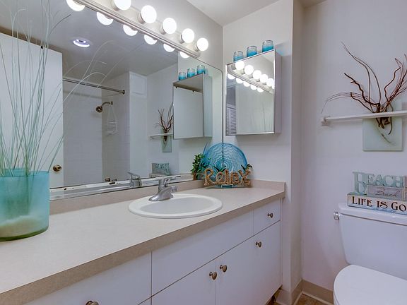 2nd image of 880 Mandalay Ave #606