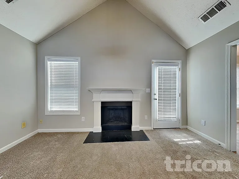 2051 Meadowglen Ln — Photo 4