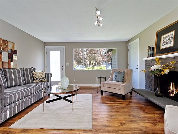 3rd image of 2521 165th Ave NE