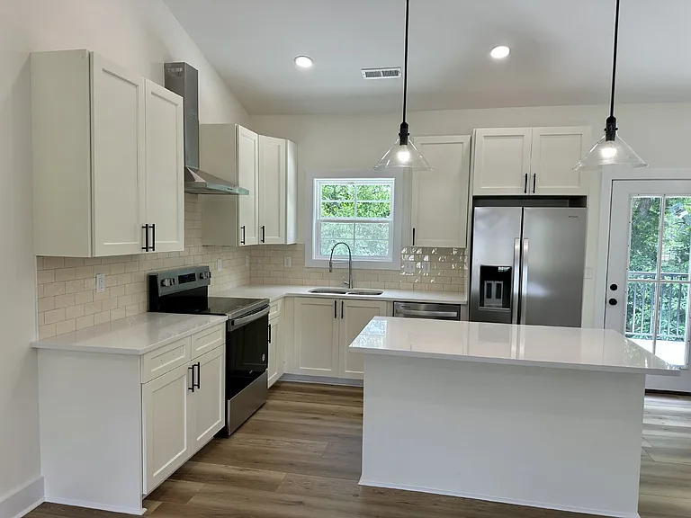 520 Cottage Way — Photo 2